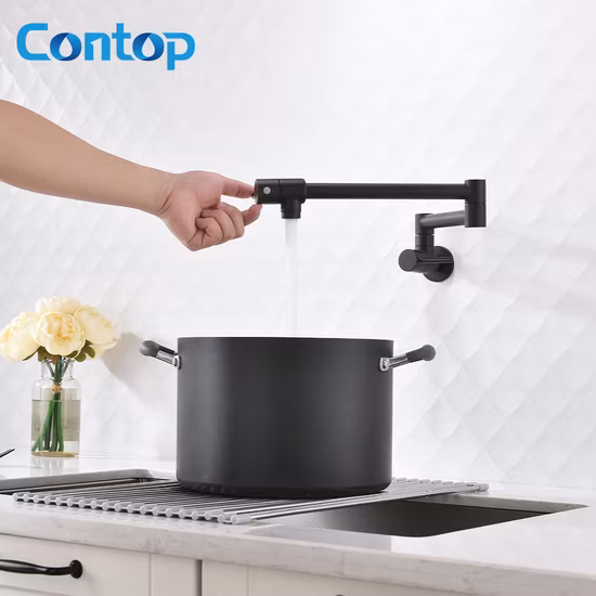  벽에 장착할 수 있는 검정색 황동 소재의 현대적인 주방 수전입니다.  벽걸이용 검정색 수도꼭지